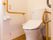 トイレは便器の両脇に手すりがついていて、安全に利用することができる。温水洗浄便座になっていて、緊急時の呼び出しボタンもある。