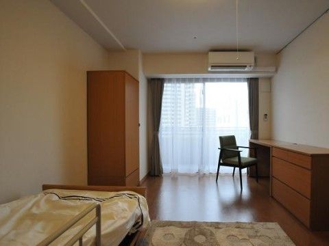 大きめのクローゼットや、引き出し付きのデスクが設置された、掃き出し窓がある居室