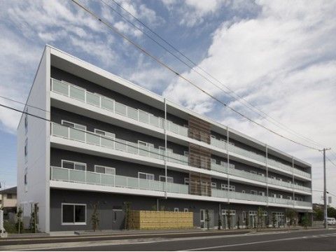 1階の一部分には木の壁が立て付けられ、外からは見えないようになっている。建物の前は、大きな道路である。