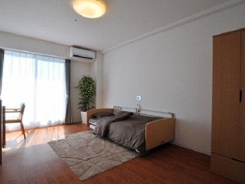 日光がよく入るため、日中は電灯をつけなくても十分明るい。窓の前には椅子が用意されており、ベッドの前は絨毯が敷いてある。