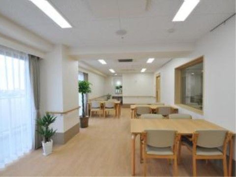 車椅子でも通れるように十分な広さを確保した、観葉植物が置いてある食堂