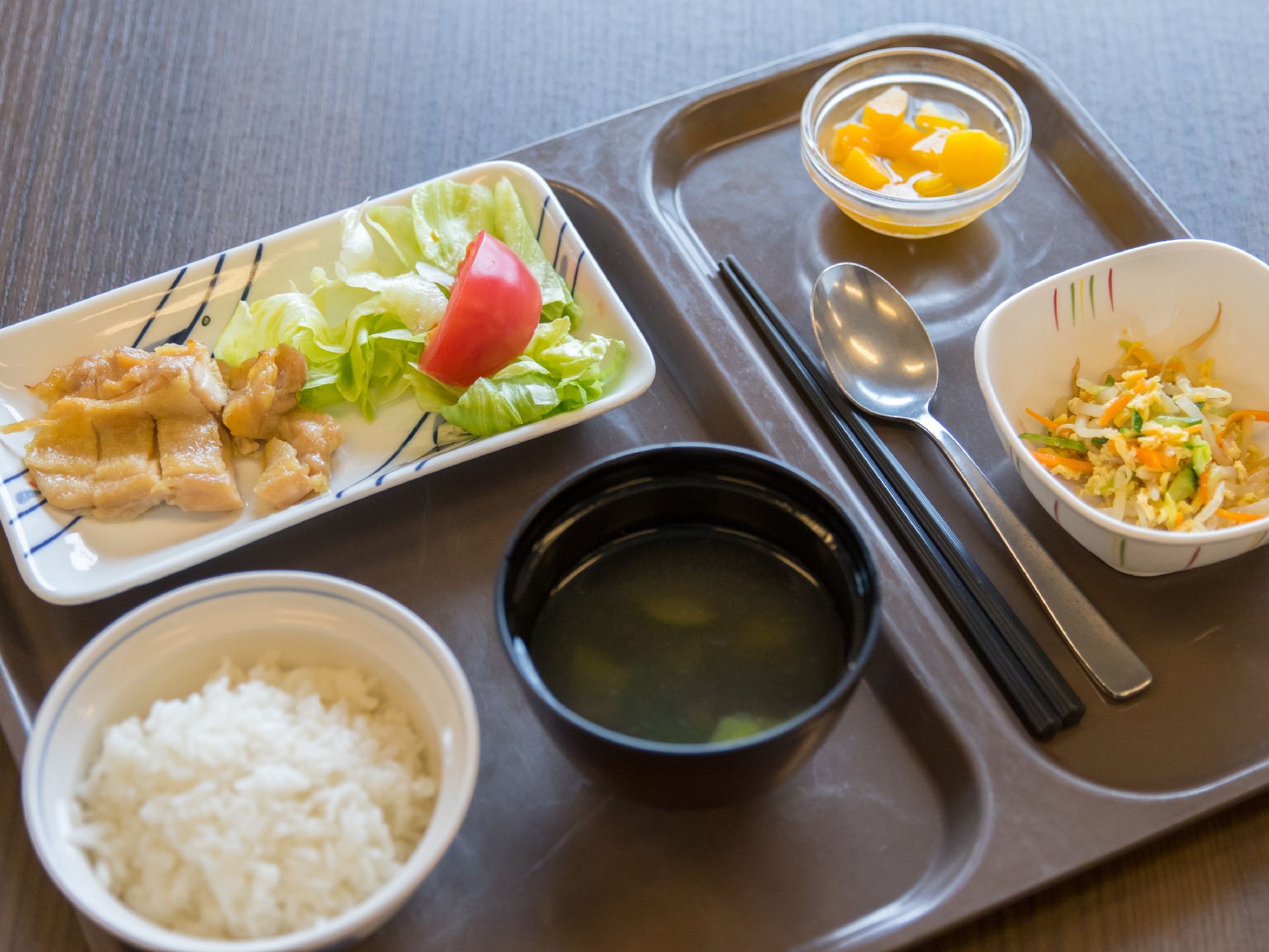 栄養バランスが考えられた献立になっている。鶏肉や、野菜、フルーツなどを摂ることができ、ご飯とみそ汁もある。