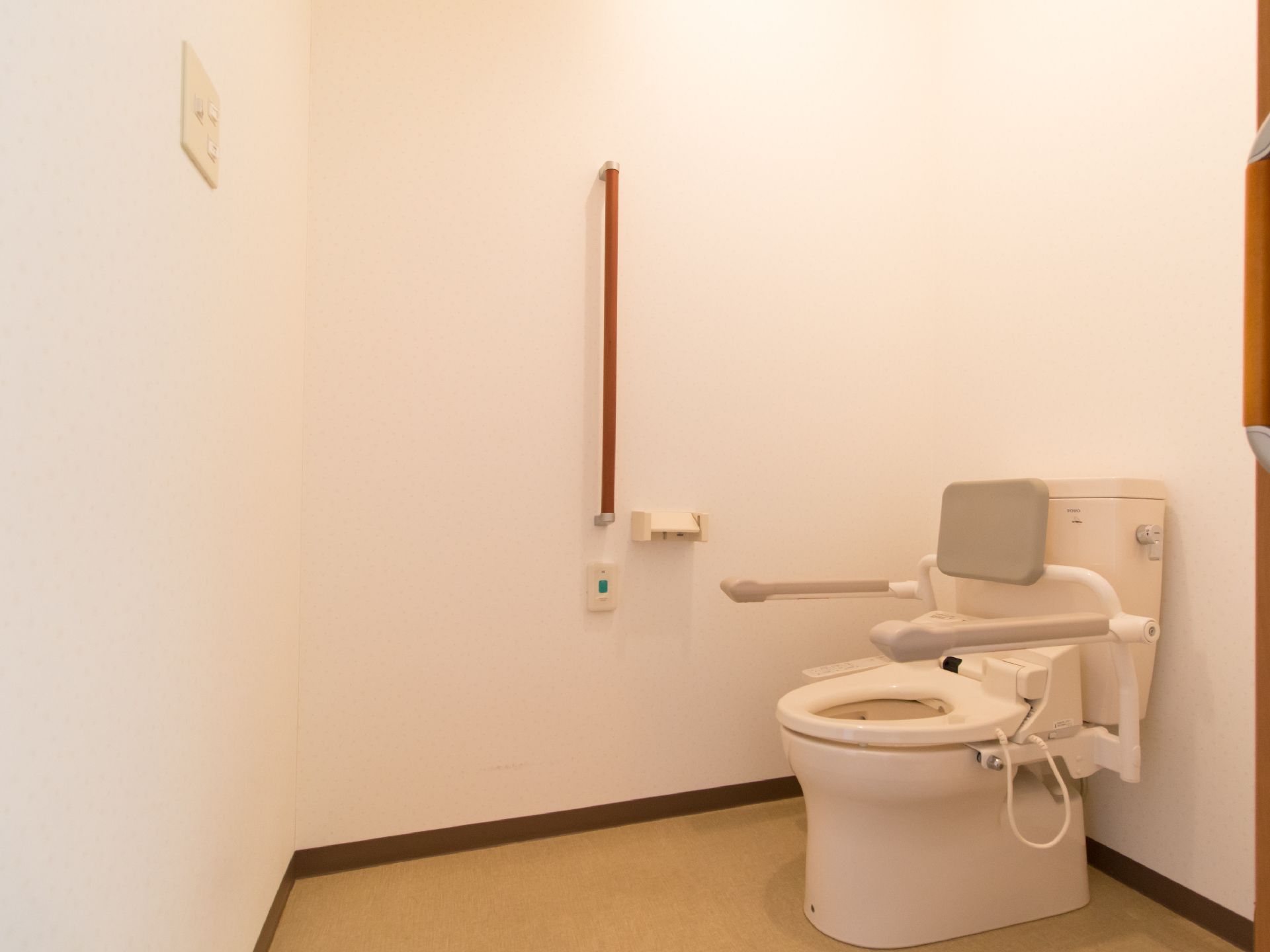 トイレ内は広くなっており、車いすのまま入ることができ、壁に取り付けられた手すりを使用して便座へ移ることができる。
