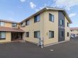 施設は壁のほとんどが黄色で2階建てである。玄関の前はとても広いスペースがあり、敷地内には駐車場も完備されている。