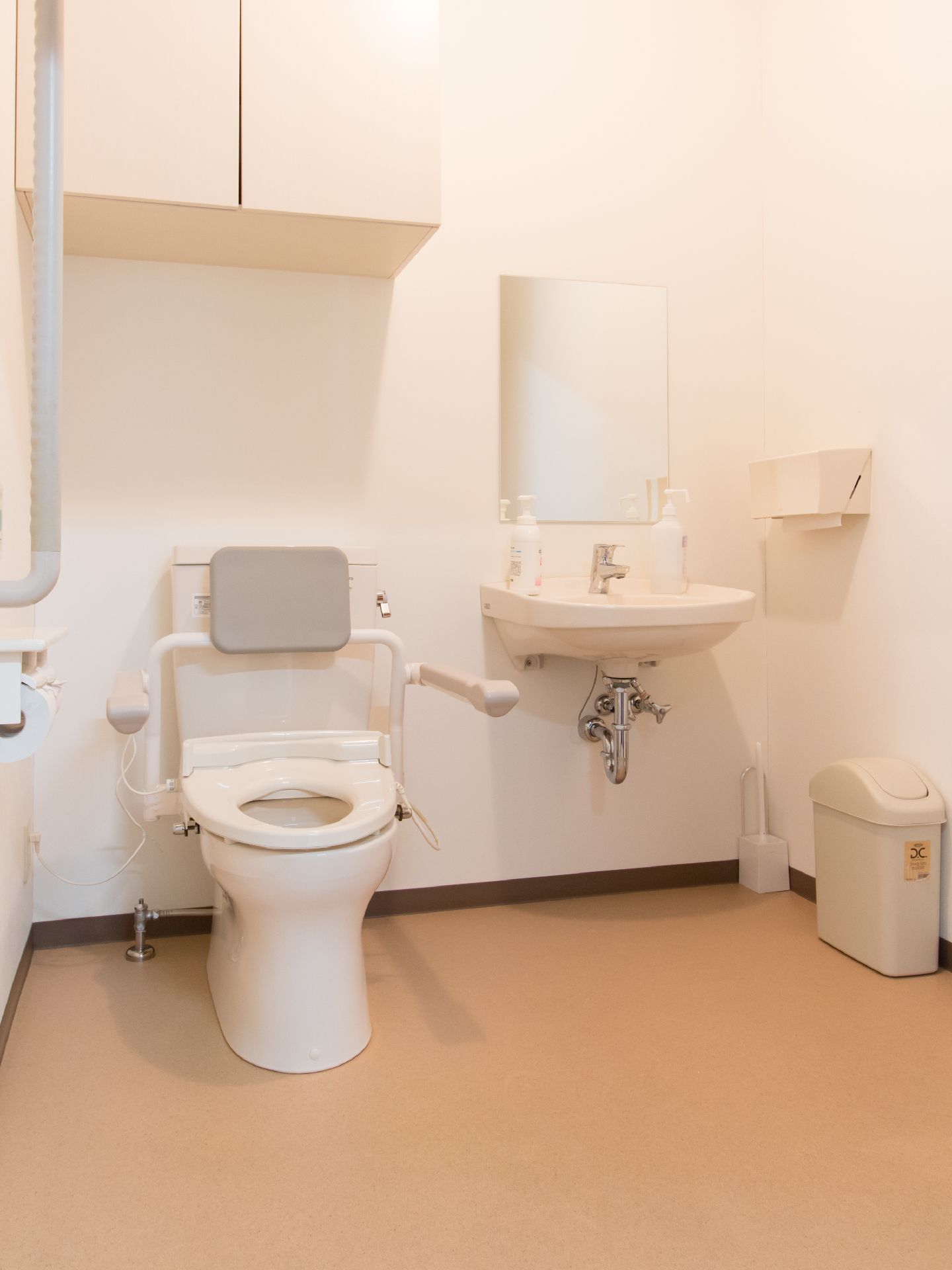 トイレの中に洗面台が設置されている。鏡がついていて、また手を洗ったあとに使うペーパータオルも常備されている。