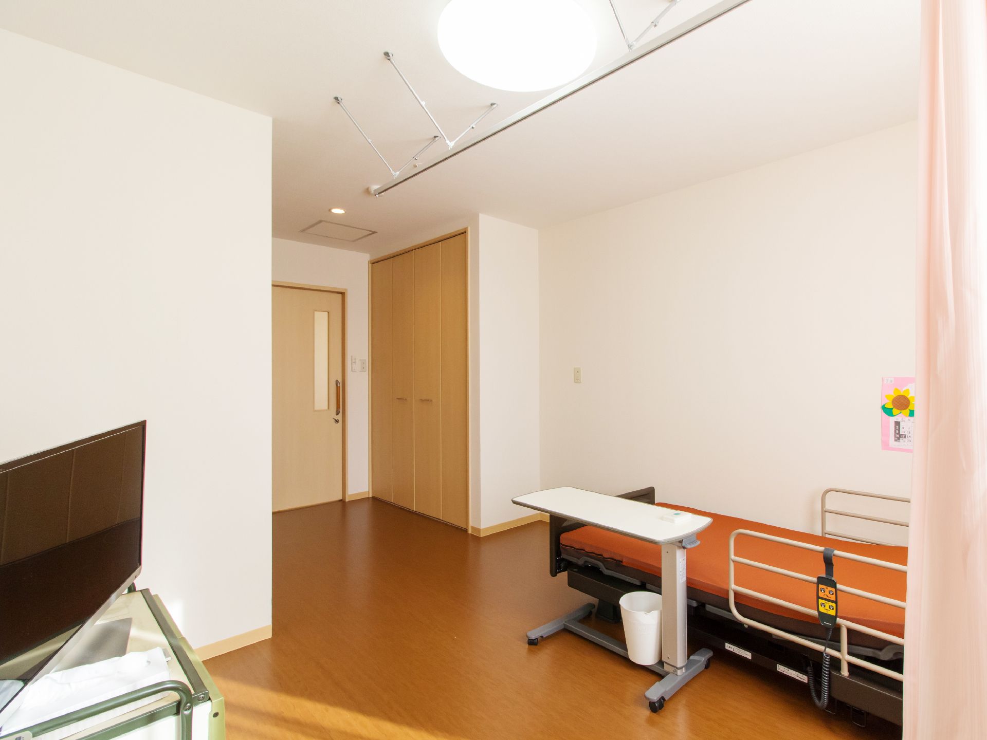 床はフローリングで、部屋の入り口ドアは引き戸式である。クローゼットが備え付けられている。バリアフリーである。
