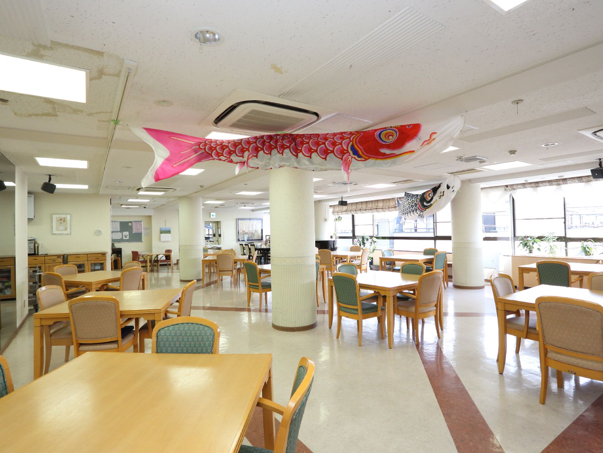 鯉のぼりが飾られている広々とした共有スペースの様子。