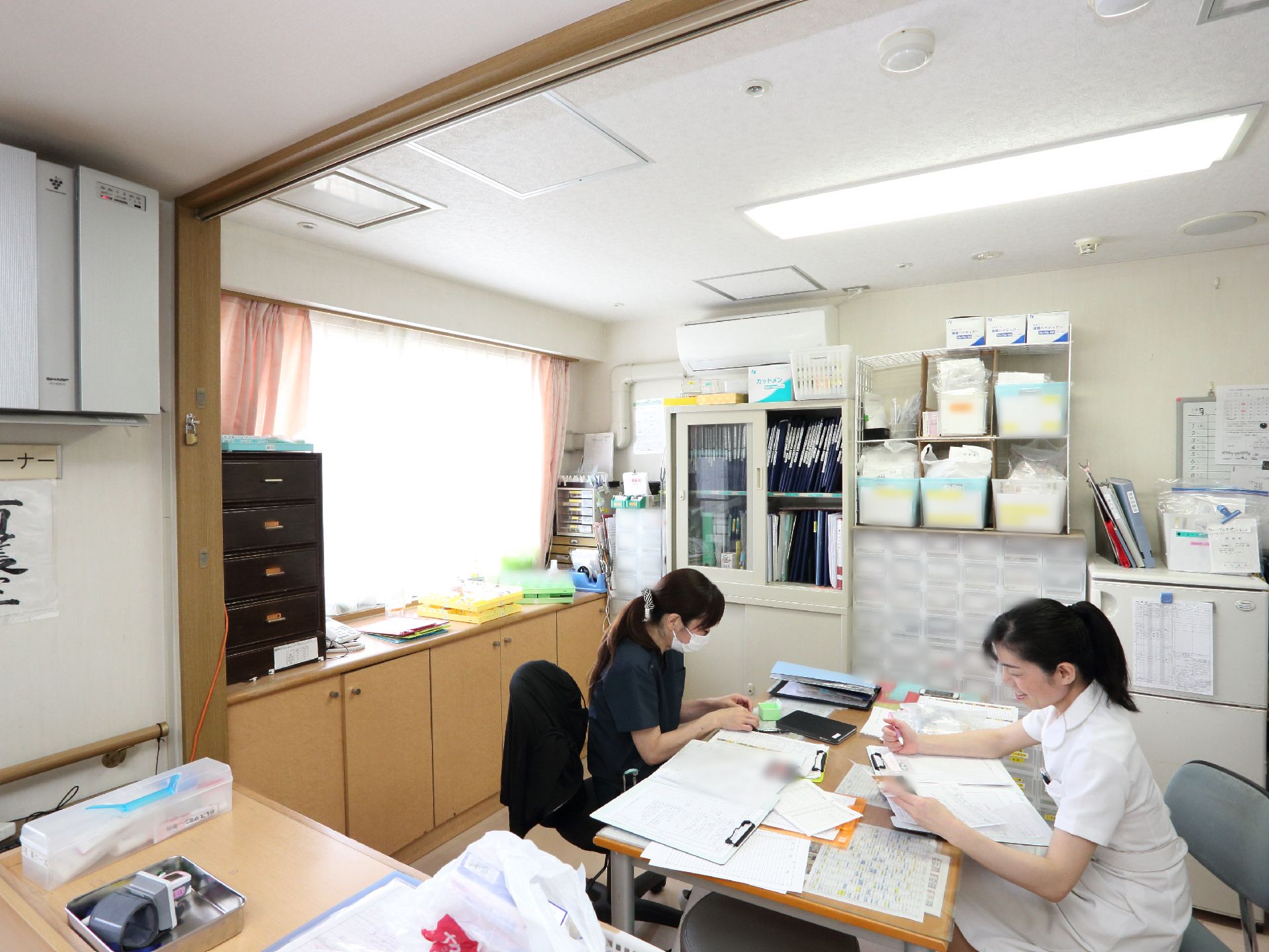 事務室で作業をするスタッフさんの様子。