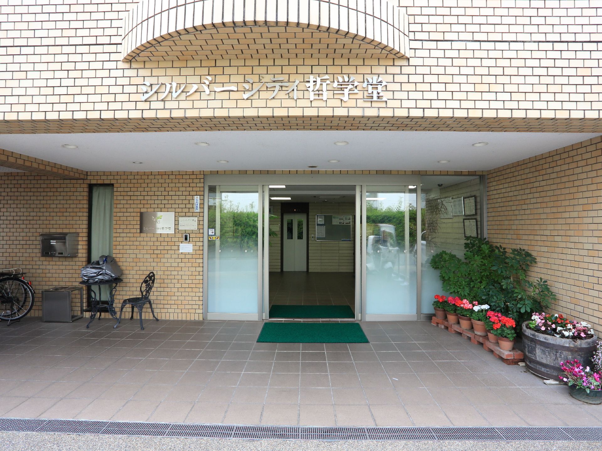 花を飾った施設のエントランス。