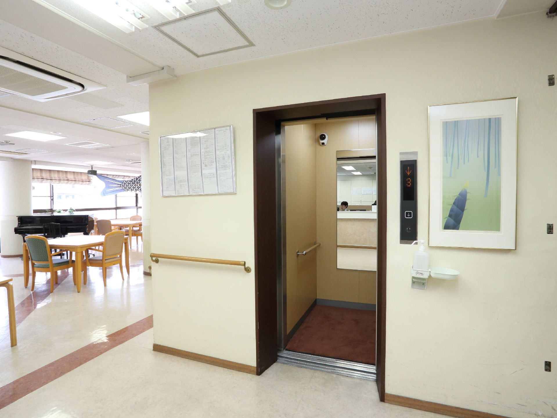 共有スペースの脇にあるエレベーター乗り場。