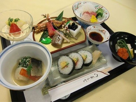 お刺身や巻き寿司など、季節感のある特別食メニュー。