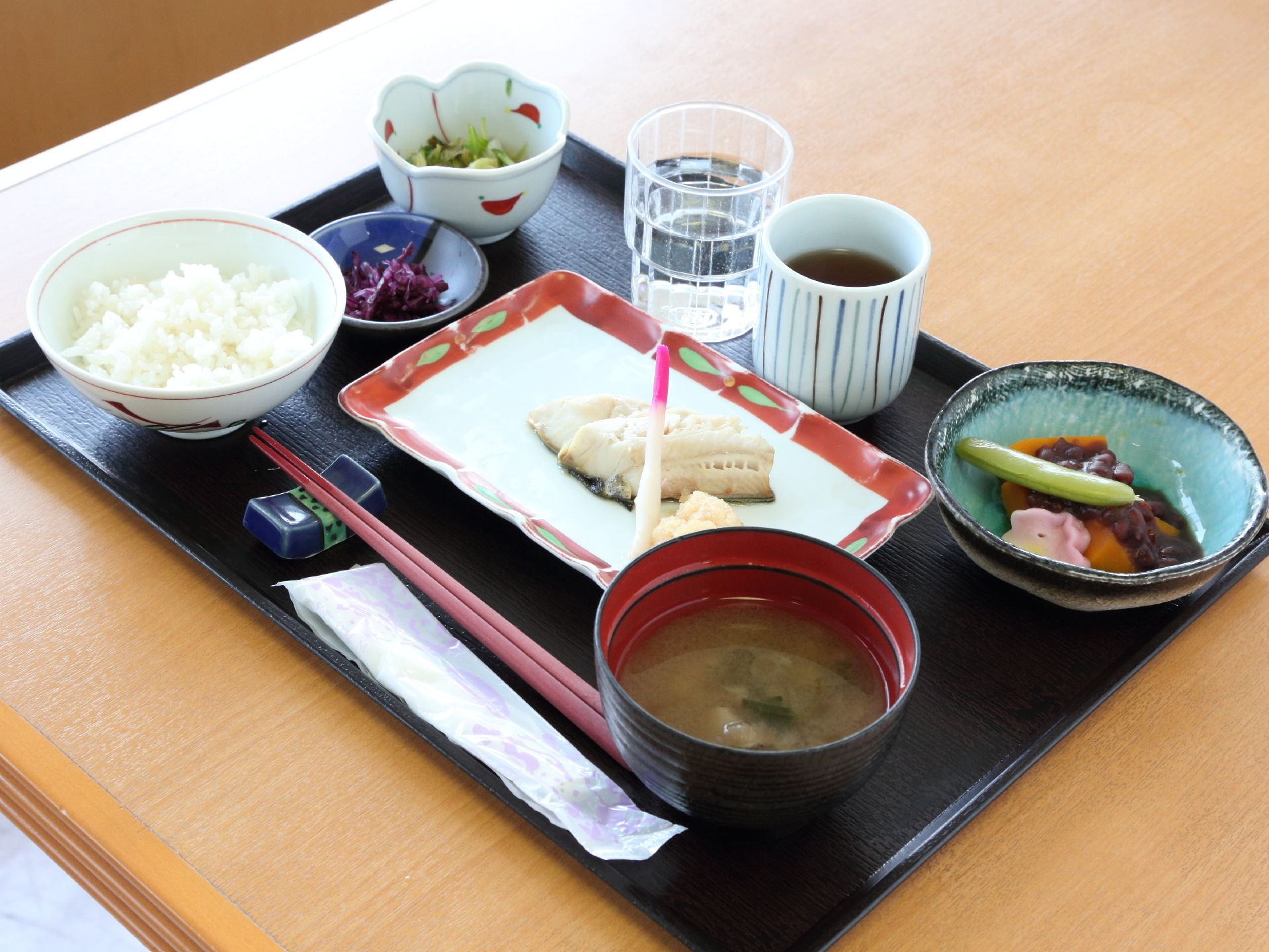 和・洋から選べる朝食は、バリエーションも非常に豊か。刻み食やルームサービス、お茶などのご要望にもお応えしています。