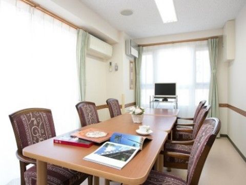 テレビを見てのんびり過ごすことや、入居者様同士で談話することもできるし、来訪者様との面会に使用することもできる。