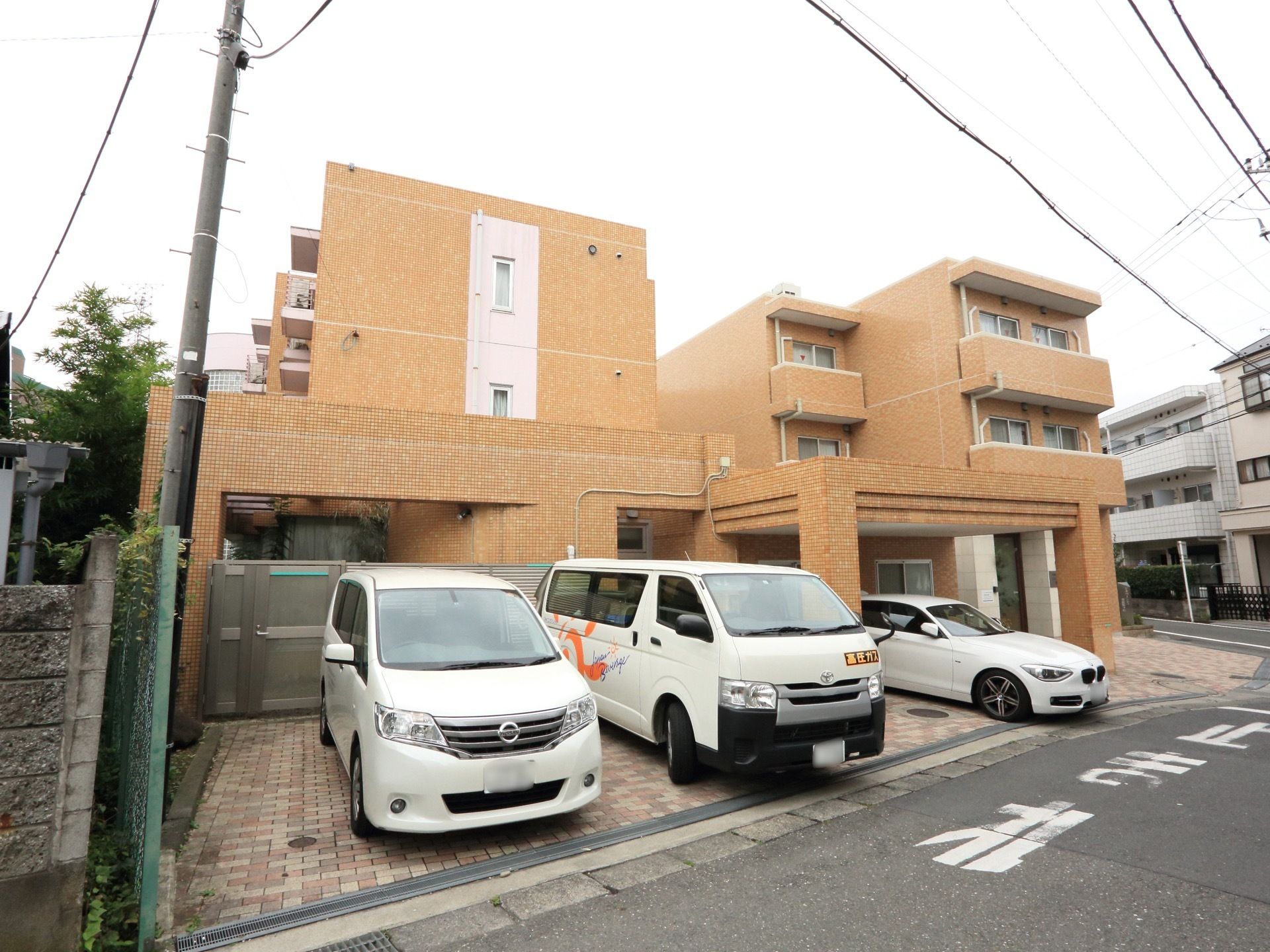 施設は住宅地にあり、道路沿いの角地に建っている。地上3階建てでマンションのような外観である。建物の前に駐車スペースがある。