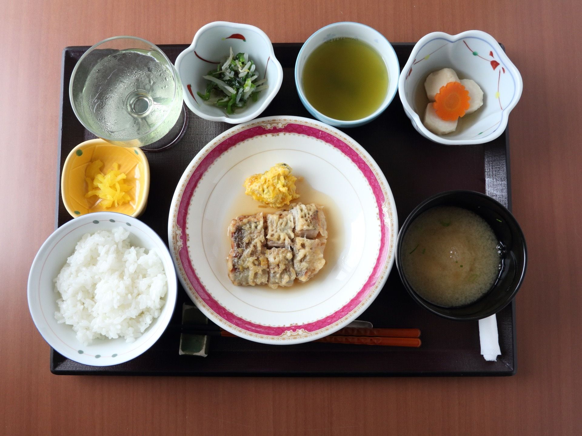 青菜やにんじん、かぼちゃなど緑黄色野菜を使用したいろどり豊かな献立である。デザートも付いた定食方式で1日3食提供される。