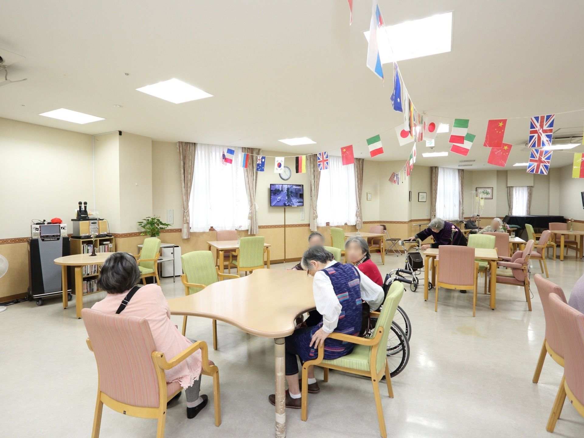 食堂はラウンジも兼ねた広々としたスペースである。テーブルと椅子が並んでおり、テレビ、カラオケなどの備品がある。天井には万国旗が飾られている。