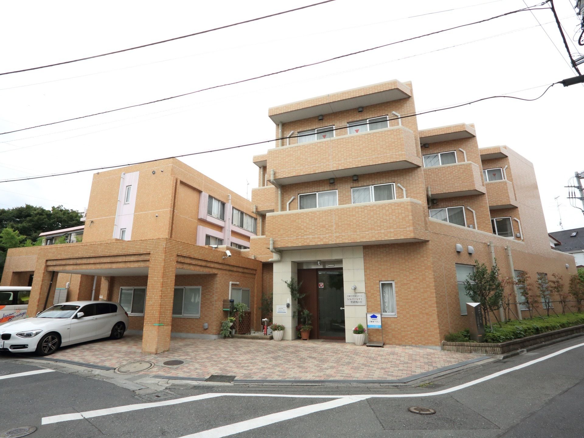 施設の建物は3階建てで、複雑な形をしている。外壁は明るいオレンジ色のタイルで統一されており、敷地内の地面もタイル張りである。