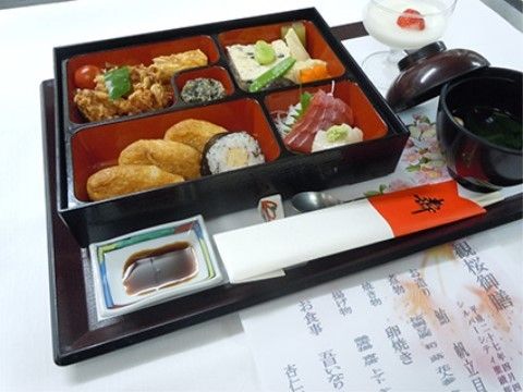 お品書きの付いた助六寿司と刺身の特別食