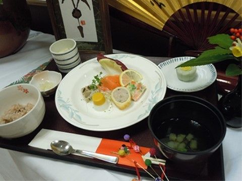 金の扇の飾られたテーブルに乗せられた特別食
