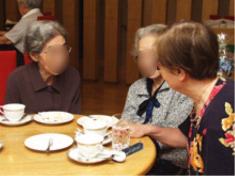 お茶会をする入居者