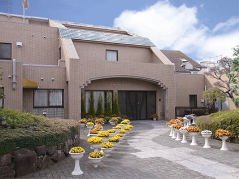 「シルバーシティ 石神井 北館」の外観。バリアフリーに対応し、フラットな道のエントランスなので、車椅子の方も安心できる。
