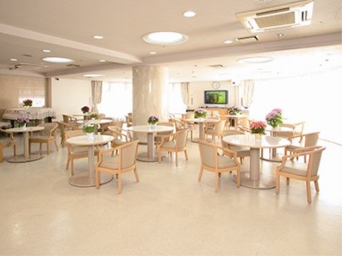 「シルバーシティ 石神井 北館」のリビング。お食事やお喋りの場として使われている、居心地が良いリビングルーム。