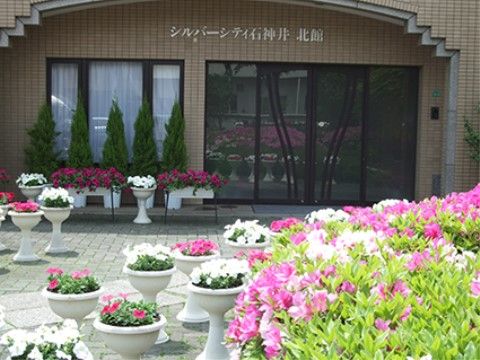 「シルバーシティ 石神井 北館」のエントランス。季節ごとにお花も変わるので、景色の移り変わりがうかがえる。