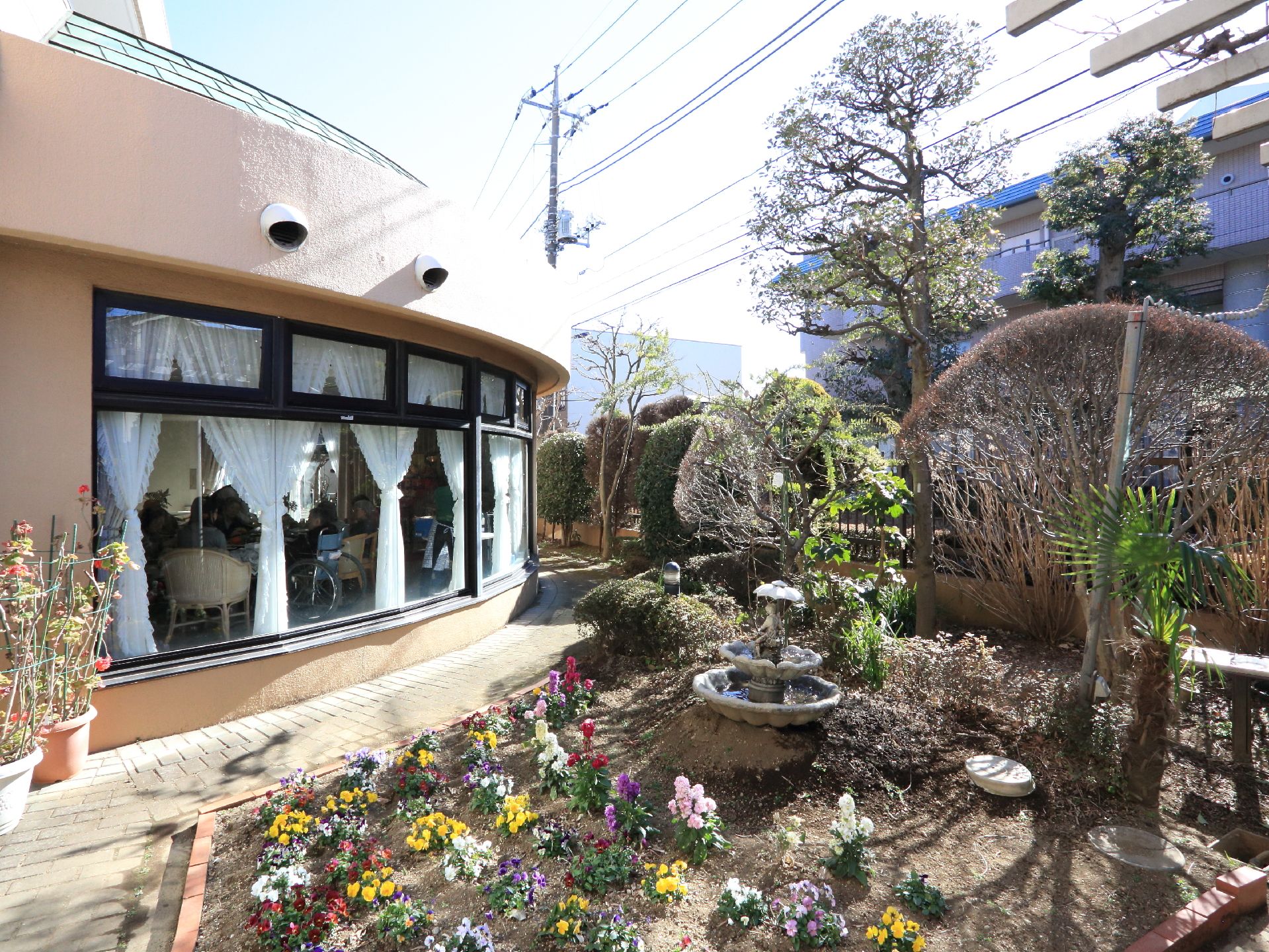 季節の花が咲き木々が植えられている緑豊かな中庭である。小さな噴水も設置されており、入居者の憩いの場となっている。