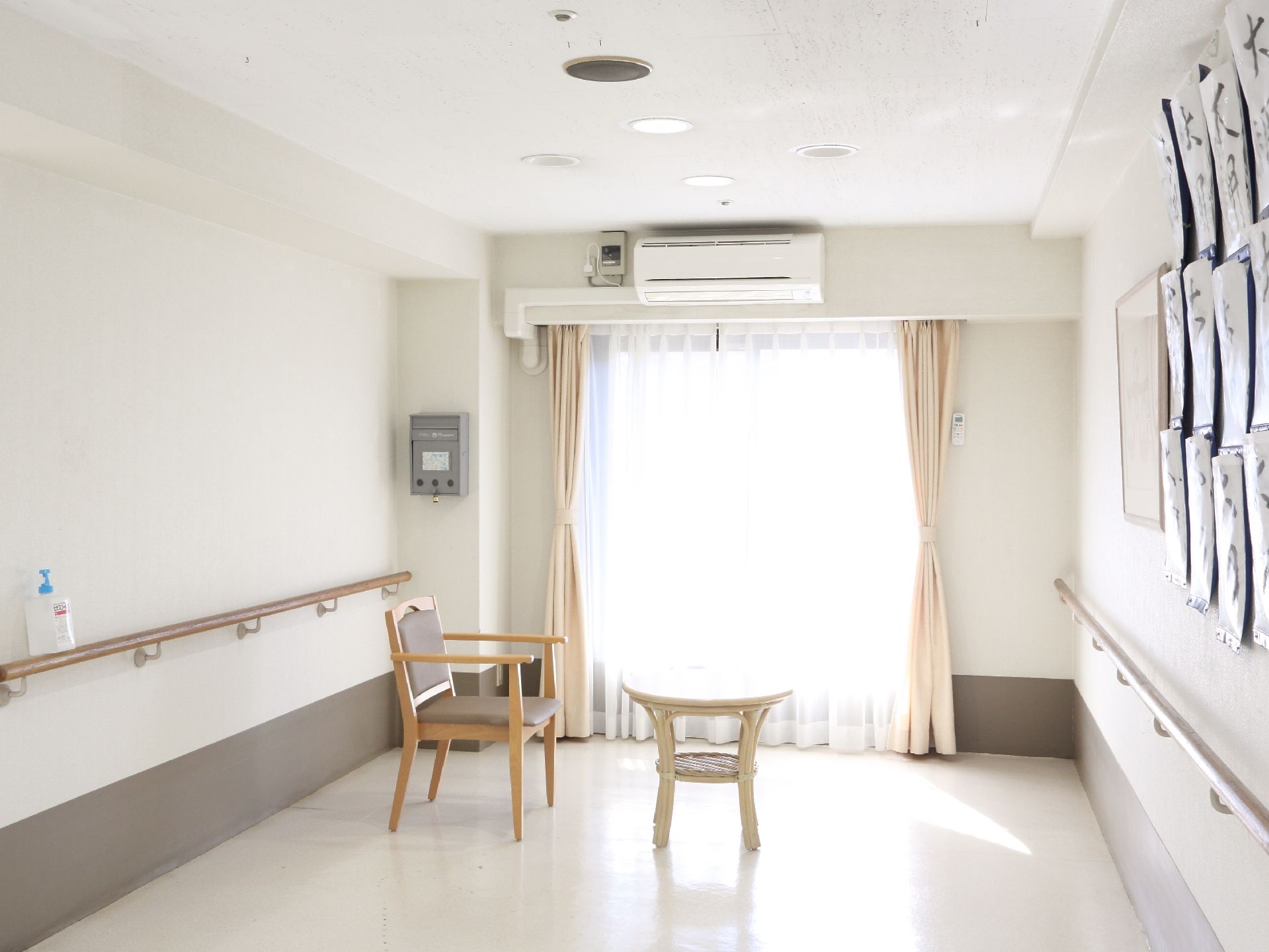 全体的にホワイトで統一された部屋は、清潔感があるデザインとなっている。壁には手すりがあり、安心できる。