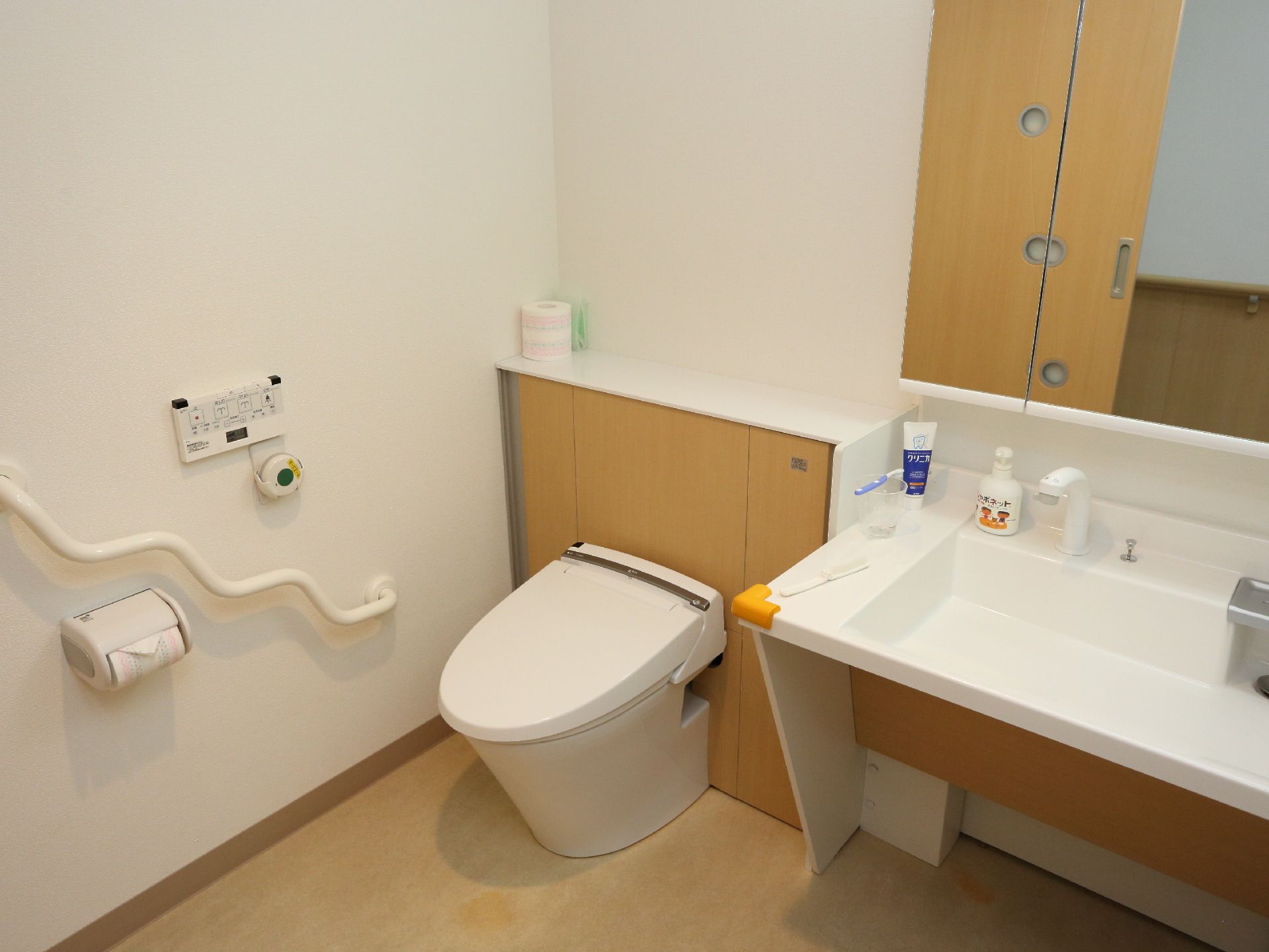 トイレは、洗面台が同じスペースにある。角で怪我をしないよう、予防する対策がされてある。呼び出しボタンがあり、安心出来る。