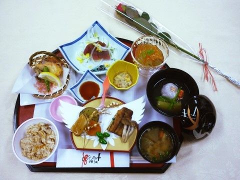 食べやすいように食事は一口サイズ。鮮やかな彩りが食欲をそそる。