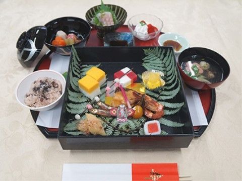 たくさんの品目で華やかな定食。漆器のお椀がより繊細さを際立てている。