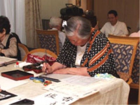 レクリエーションをする入居者