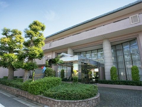 施設は鉄筋コンクリート造りの地上３階建ての建物である。玄関にはポーチがある。道路に面した場所には植栽がある。