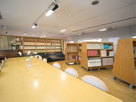 施設には図書館があり、気軽に読書を楽しむことができる環境となっている。静かな環境の中、読書に集中することができる。