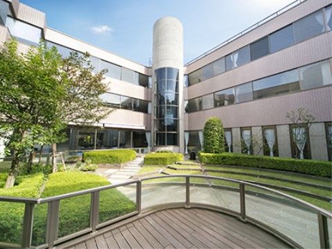 中庭の植栽は手入れがなされている。日当たりがよい中庭を散歩すれば、リフレッシュすることができたり、運動になったりする。