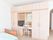壁面には天井に届くほどの高さがある収納棚が備えられている。クローゼットや収納棚、本棚としても使用できる。