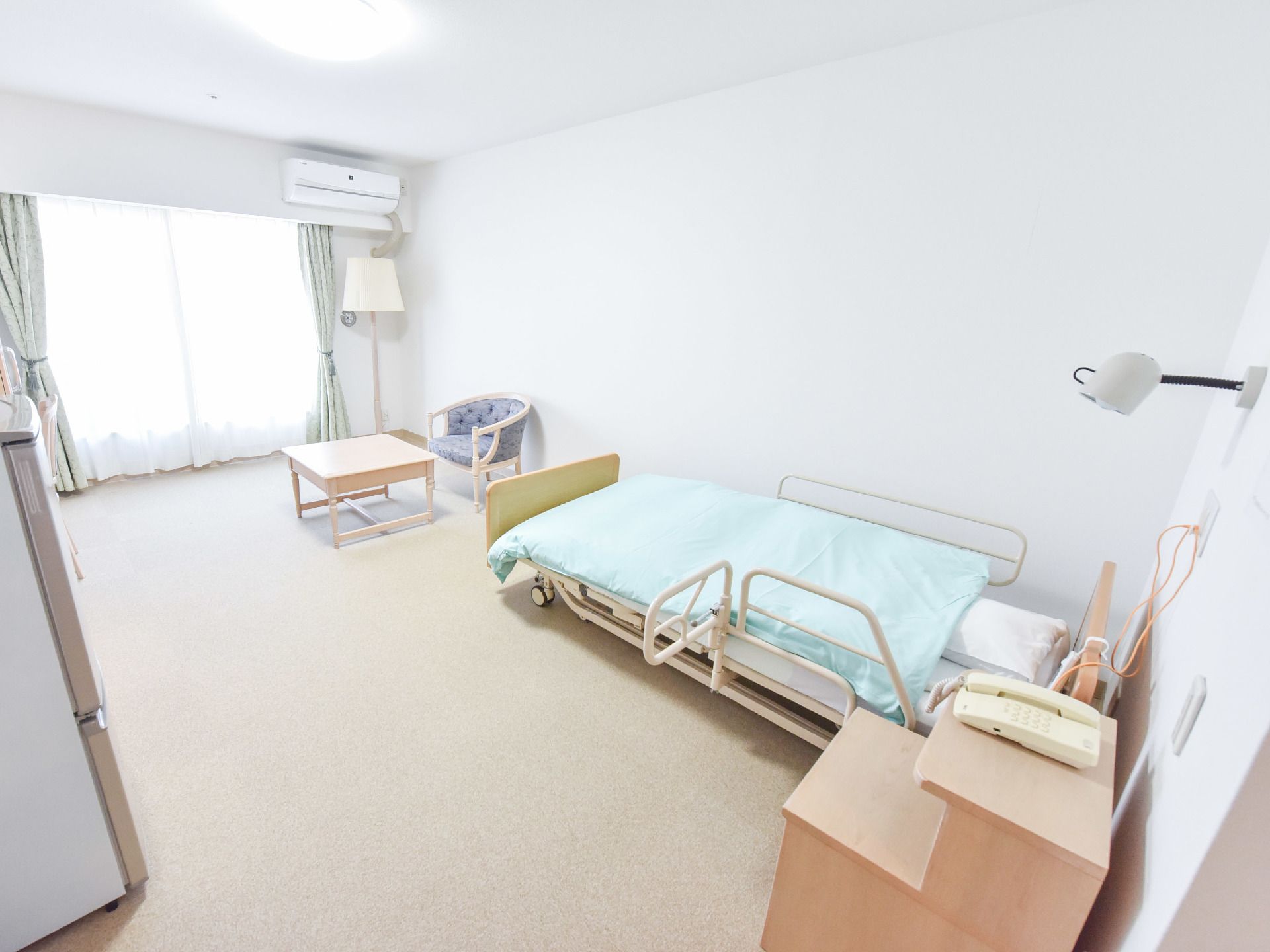 個室で利用するベッドには転落防止柵が備わっている。また、ベッドから手が届く範囲に、呼び出しブザーや電話が設置されている。
