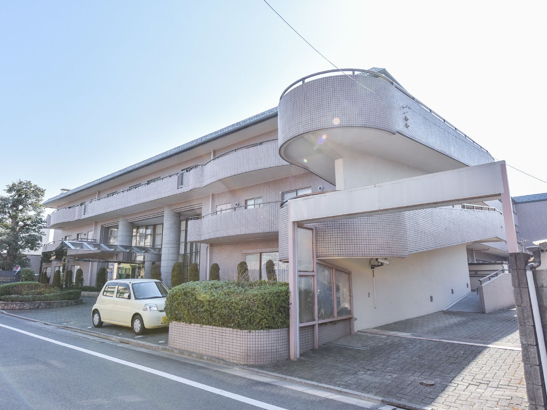 屋外にあるスロープは3階建ての施設の最上階まで続いている。このスロープを利用して、施設内に出入りすることができる。