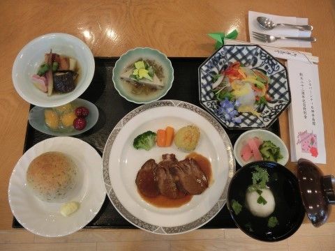 肉料理や汁物とパンがセットになった食事の一例