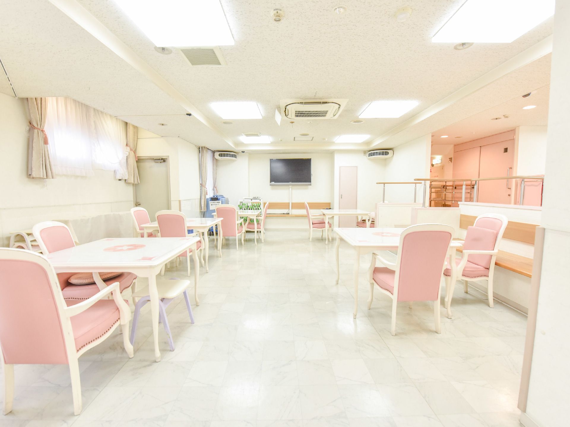 テレビが設置されている広々とした共有スペース。