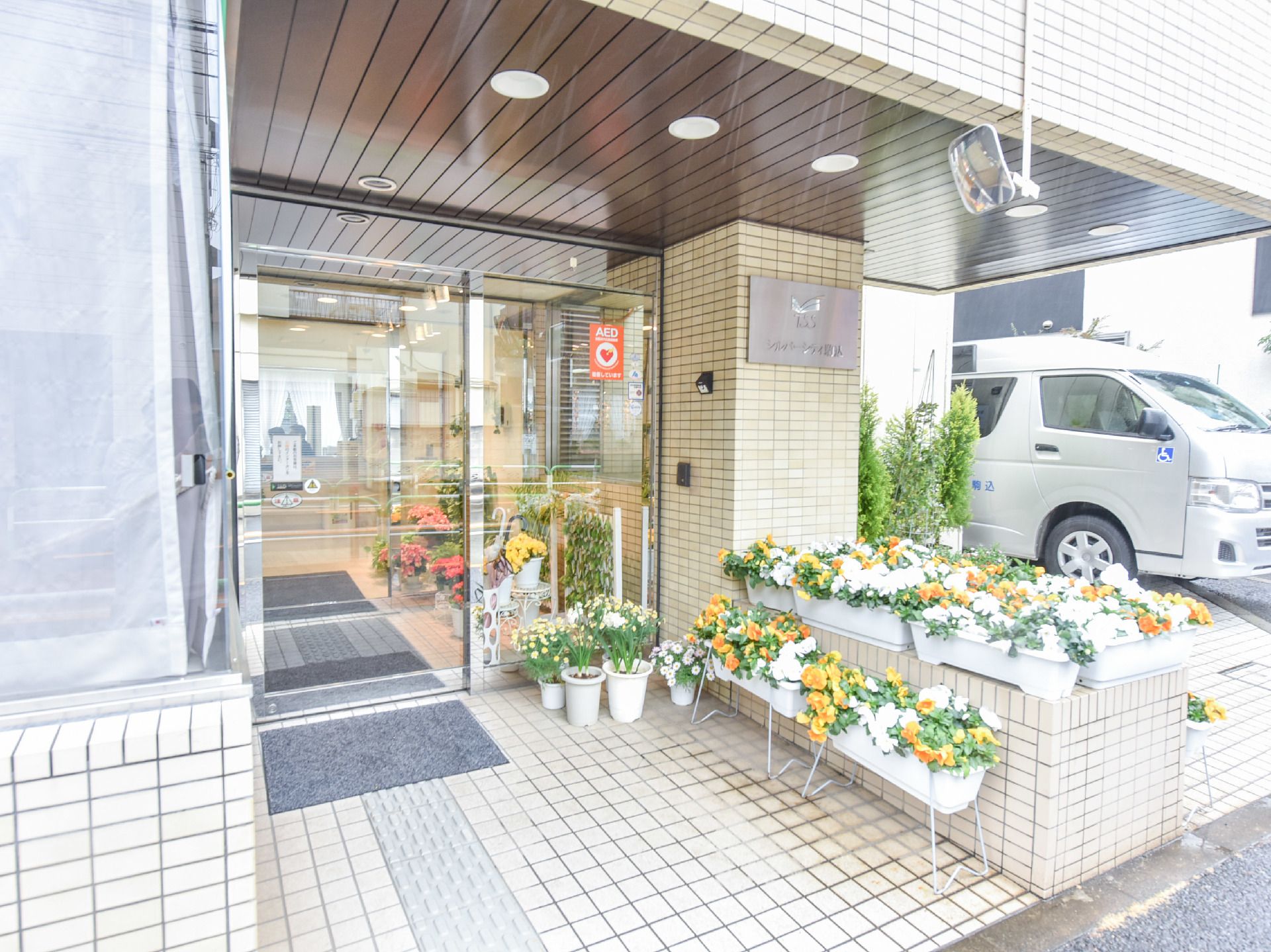 ガーデニングコーナーを設けた、緑の多いエントランス。