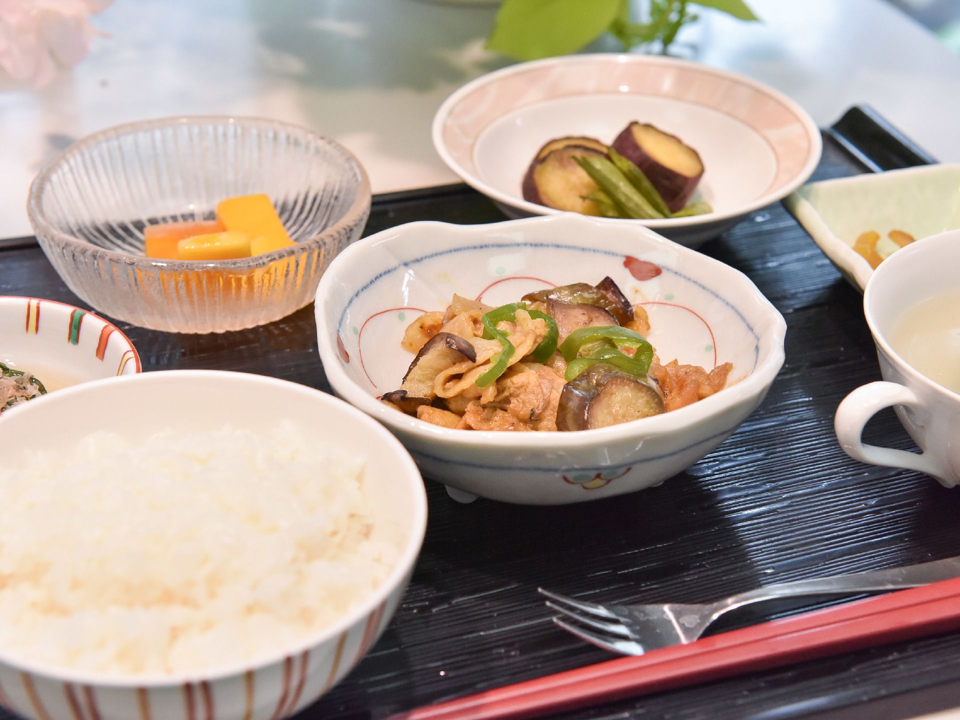 野菜の炒め物やフルールのデザートのセット。