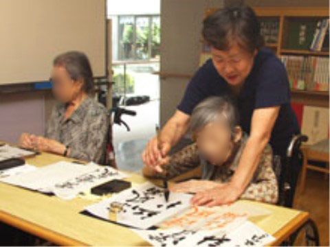 習字のレクリエーションを行うご入居者様の様子。