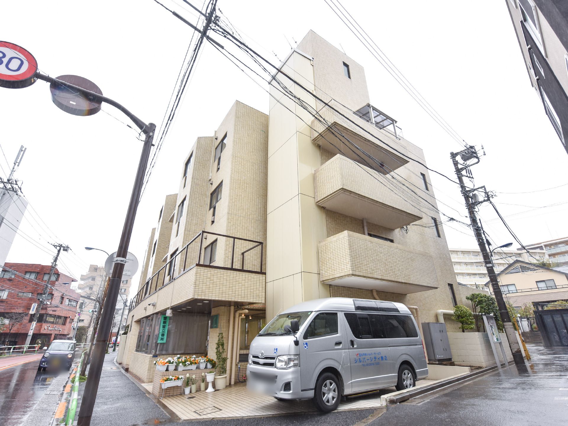 マンションのようなスタイリッシュなデザインの外観。
