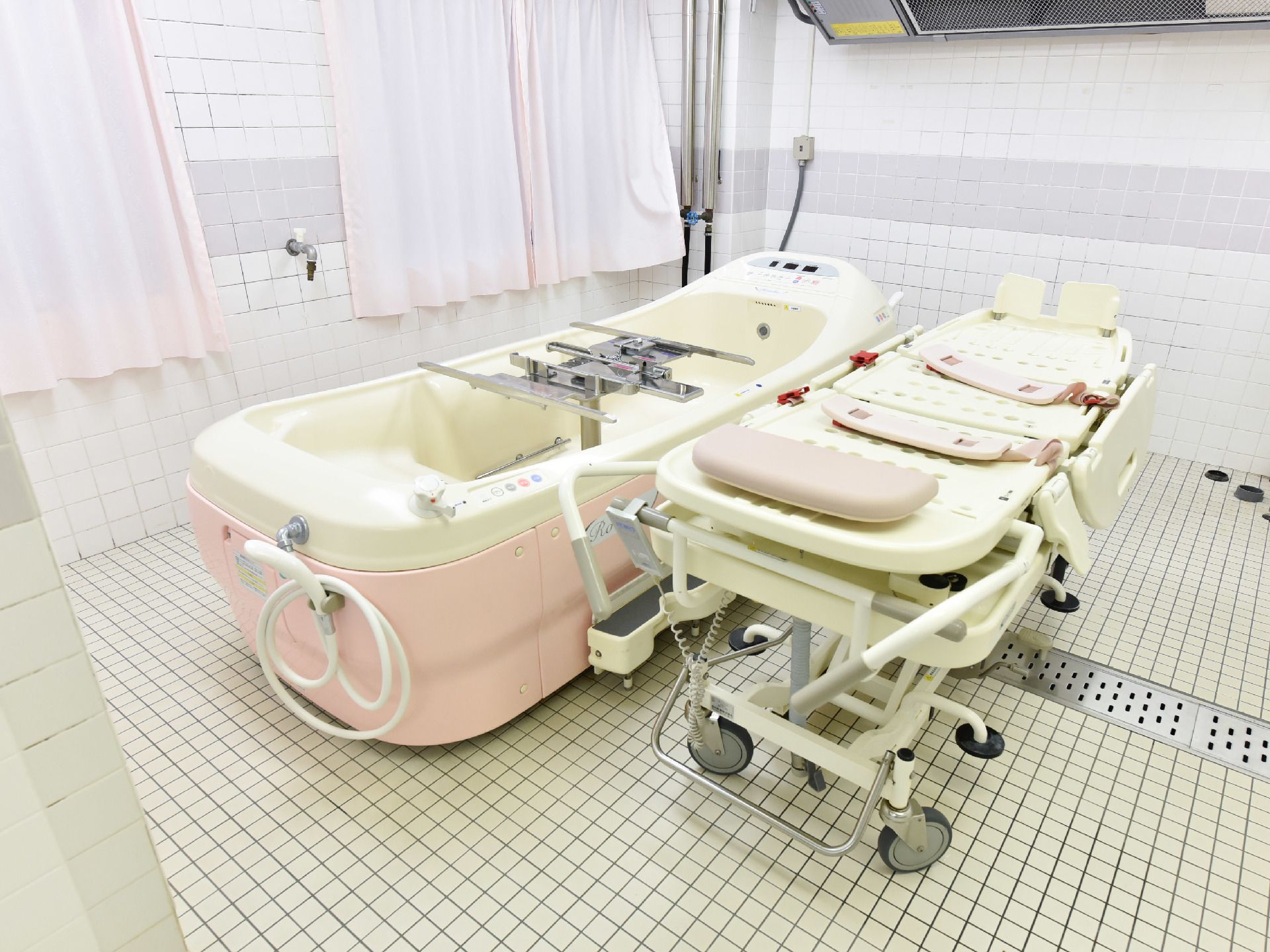 専用の介助用浴槽を備えている浴室。