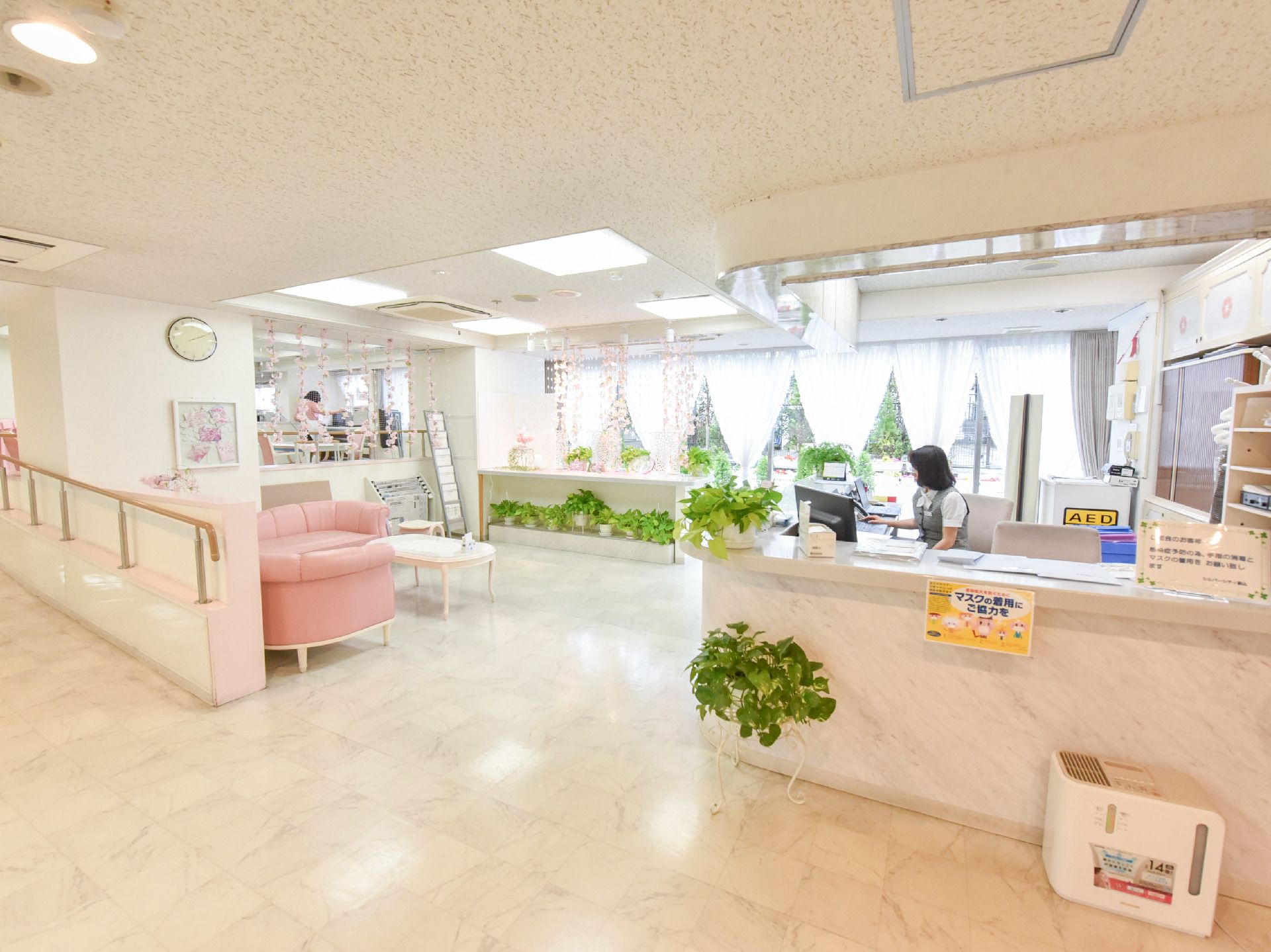 スタッフの配置されたフロント。グリーンが飾られている。