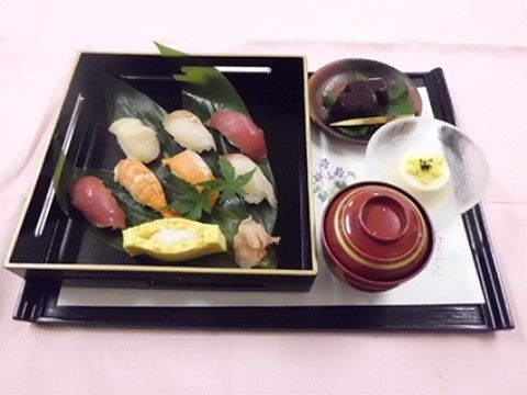 涼し気な和食のメニュー。握り寿司のセット。