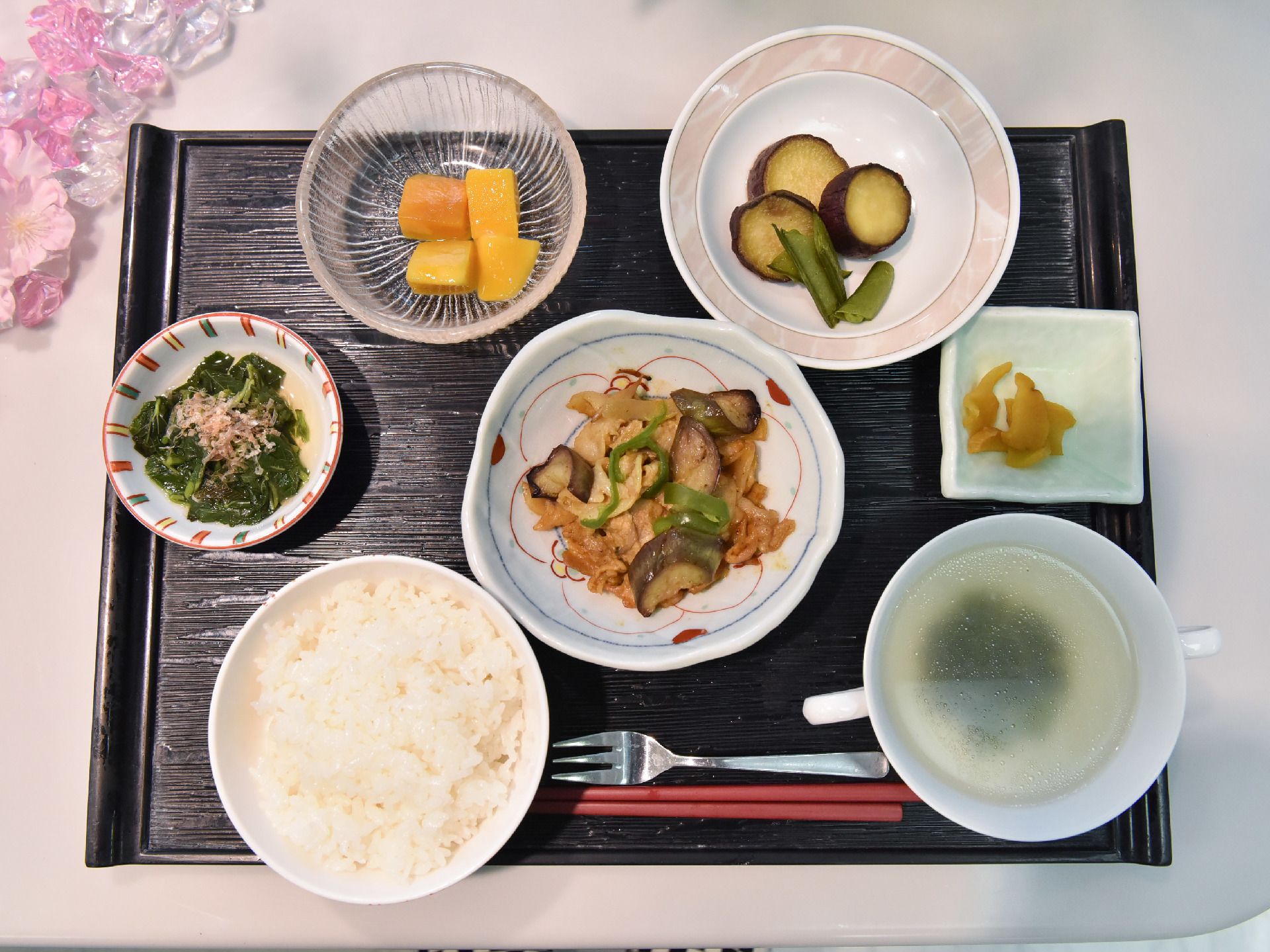 ご飯とスープの付いたお食事セット。野菜をいっぱい取れるヘルシーなメニュー。