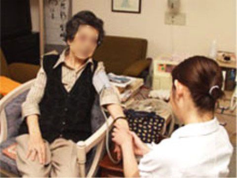 介護ケアをする介護スタッフ